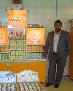 Kayısı çekirdeğini Parise krem olarak satıyor