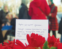 Boğaziçili öğrencilerden yasakçı hocalara çiçekli protesto