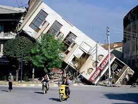 İstanbul'u kim yıksın? İnsan mı deprem mi?