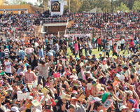 20 bin kişi stadyumda aynı anda kitap okuyarak rekor kırdı