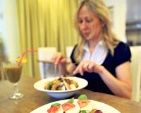 Kilo almak istemiyorsanız televizyon seyrederken yemek yemeyin!