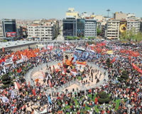 Taksim'de 32 yıllık korku duvarı yıkıldı