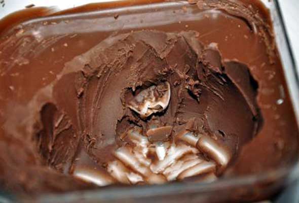 Çikolatadan ameliyat eldiveni çıktı