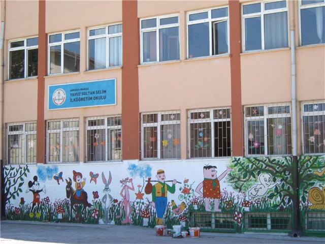 ÖĞRETMEN VE ÖĞRENCİLER OKULLARINI SÜSLEDİRLER.