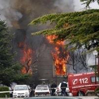 Üniversiteye bomba yüklü araçla saldırı