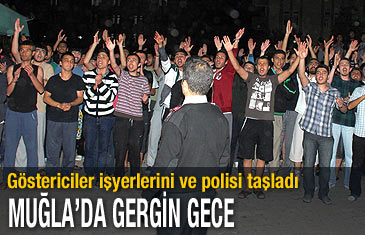 Göstericiler işyerlerini ve polisi taşladı
