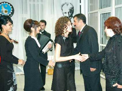 Resepsiyonda kız öğrenciler meyve suyu diye içki içti