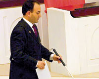 Engelli vekil, bürokrasiye ateş püskürdü: Tembel ve ahlâksızlar