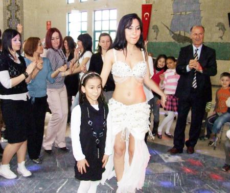 Dansöz okul müdürünün başını yedi