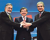 Davutoğlu, uluslararası topluma seslendi: İsrail, ayrıcalıklı bir ülkeyse bilelim