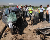 Bu arabanın motoru karşı yöndeki aracın üzerine düştü