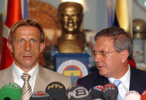 Fenerbahçe yönetimi Daum ile devam kararı aldı...