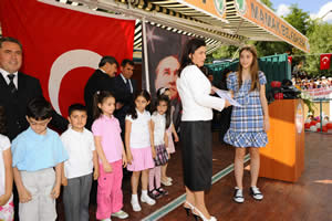 Bakan Çubukçu Karne Dağıtım Törenine Katıldı