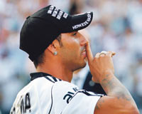 Kartal sahaya iniyor