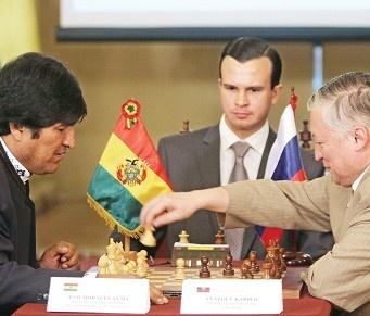 12 hamlede, devlet başkanını devirdi