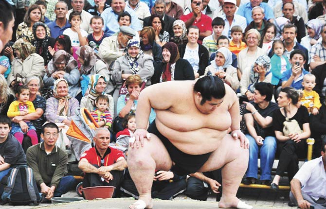 Sumo güreşçileri gösteri yaptı, kadınlar utandı