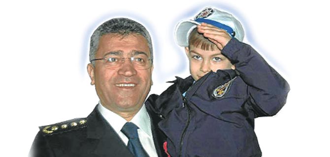 Kafasını kopartırım o şerefsizin!