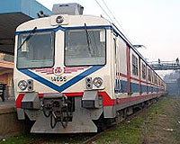 Trenden trene tekme attı