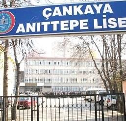 Okul töreninde bir kuple Zeki Müren