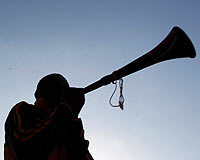 Referanduma vuvuzelalı kutlama