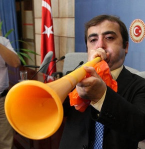 Oktay Vural'dan vuvuzelalı demeç