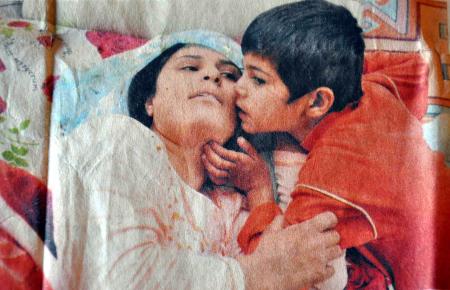 Okula kayıt parası anneyi yatalak etti