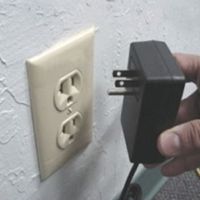 Şarj aleti evi yaktı