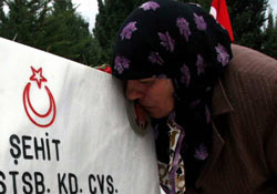 Şehit oğlunun mezarını koklayarak buluyor