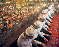 İlk teravih kılındı, camiler doldu taştı