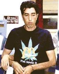 Şaşkın kuryeyi tişörtü ele verdi