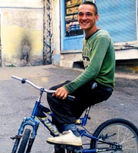 Mahalleye para saçtı