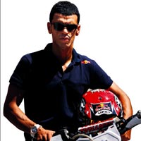 Oğlunu seyrederken ilaç alıyor