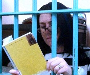 Demir parmaklıklar ardında üniversite