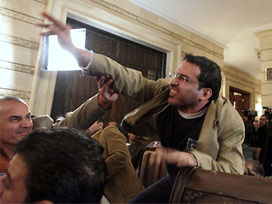 Ayakkabısını Bush'un kafasına fırlattı