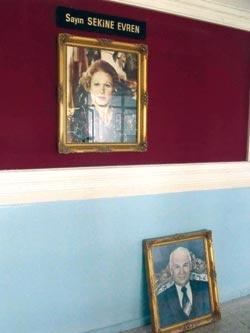 Yeni müdür Evren'in resmini indirtti