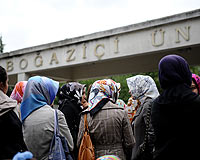 CHP'li gençler, başörtülü öğrencilerin peruk takmasına üzülüyor