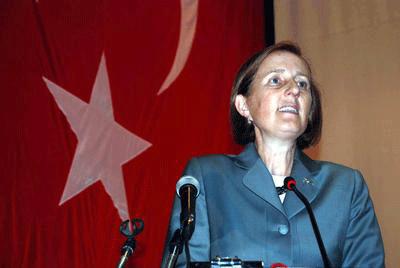 'İlkokulda başörtüsü giyen çocuğu devlet alabilir'