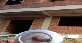 Kafasına mutfak tüpü düştü