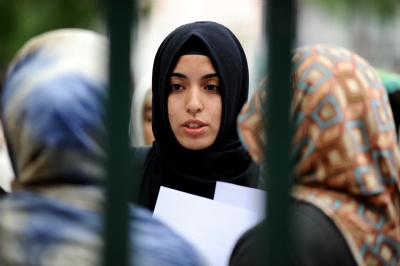 Başörtülü oldukları için otobüsten atıldılar