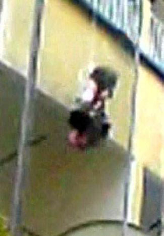 Düşen çamaşırı böyle aldı