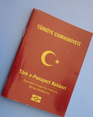 Dört ay önce verilen pasaportlar, 2011'de bir kez daha yenilenecek.