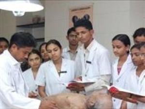 Tıp için babasını kesecek!