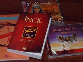 Üniversitelilere yılbaşı için İncil dağıtıyorlar