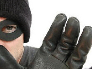 Okuduğu okulu soydu!