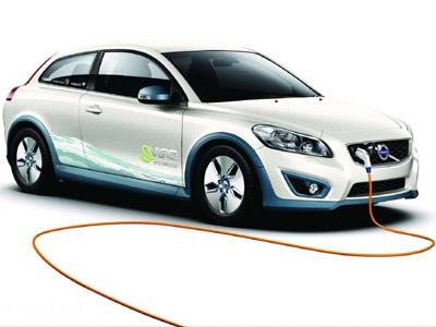 Elektrikli oto için fişi prize taktı