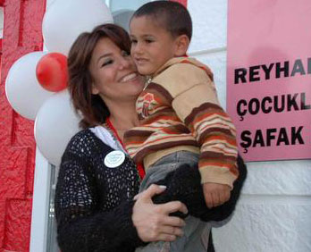 Gülben Ergen, 'Çocuklar Gülsün Diye' projesi kapsamında 6'ncı okulu açtı.