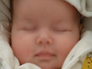 Sarışın diye bebeğini sokağa attı!