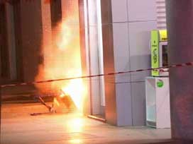 Türk bayrağı asılı eve molotflu saldırı