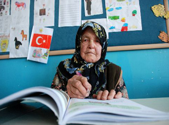 95 yaşında okuma-yazma öğrendi