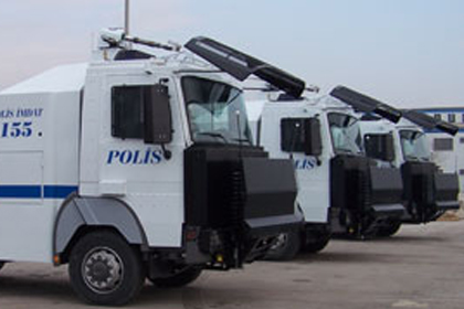 TOMA bu kez su taşıdı